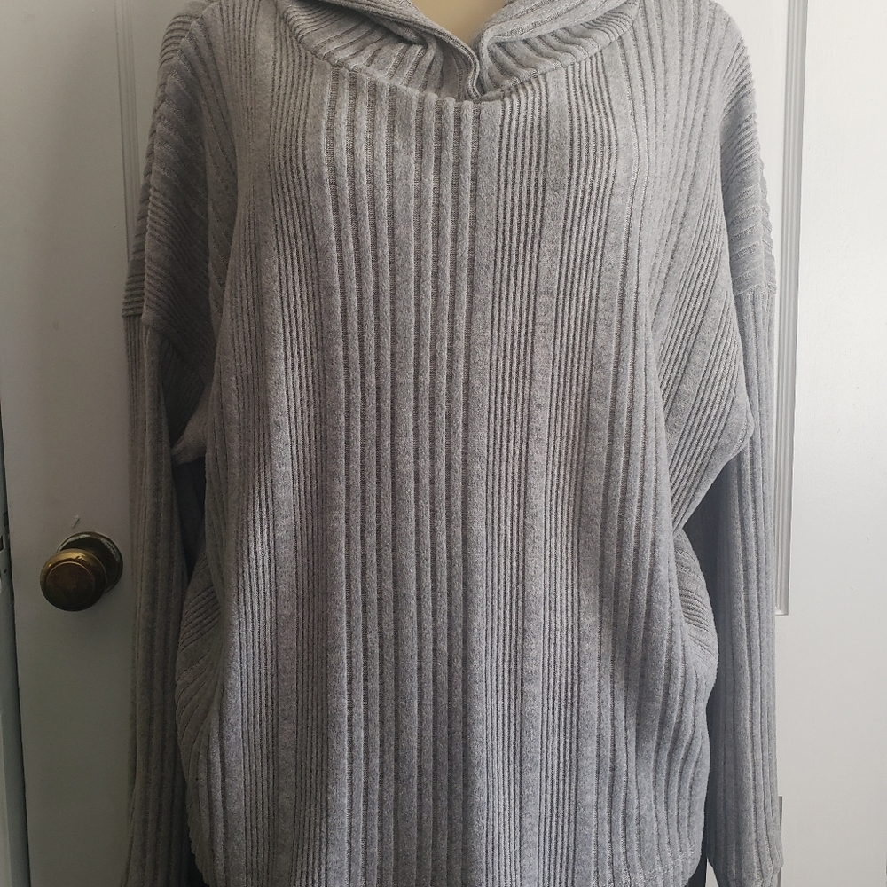 Discreet Pullover Hooded Gray Top